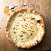 shop/v6B3V4oSKO7J/descriptions/HPjVskuHu2HAlpI4_db_pizza_クアトロフォルマッジ_web.jpg